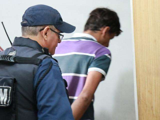 Ap&oacute;s furtar carro, ladr&atilde;o &eacute; encontrado b&ecirc;bado e dormindo dentro de ve&iacute;culo