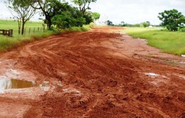 Com chuvas hist&oacute;ricas, cemit&eacute;rio &eacute; interditado ap&oacute;s &aacute;gua minar em t&uacute;mulos