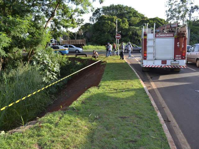  Ap&oacute;s bater em caminh&atilde;o, carro cai em c&oacute;rrego na avenida Euler de Azevedo