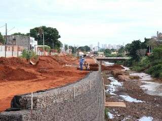 Obras nas margens do Rio Anhanduí começaram em abril do ano passado (Foto: Henrique Kawaminami/Arquivo)