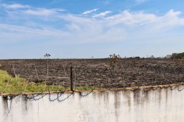 Fuma&ccedil;a de inc&ecirc;ndio que consumiu 2 hectares foi vista a 12 km do aeroporto 