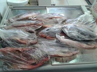 Cerca de 20 quilos de peixe estavam impróprios para consumo em um supermercado da Capital (Foto: Procon)