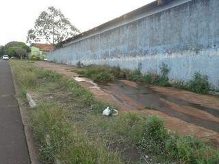 Água suja sai de escola municipal. (Foto: Repórter News)