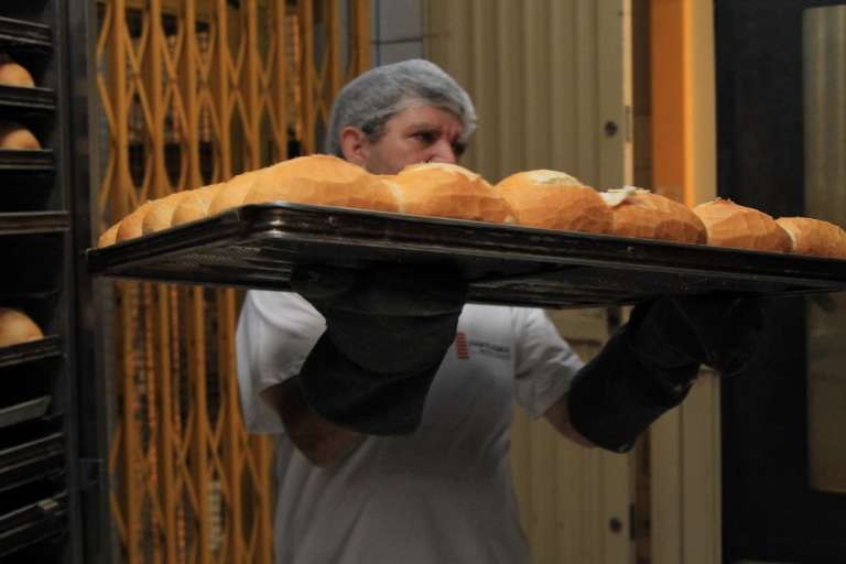 Padeiro com pães prontinhos para servir