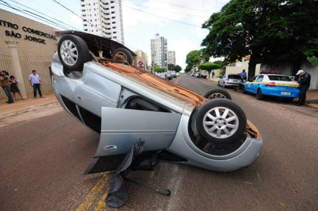 Ve&iacute;culo capota em cruzamento da Arthur Jorge e Pernambuco