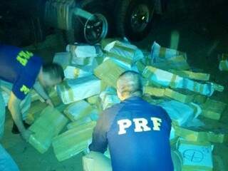 Policiais realizando a pesagem da droga. Resultado final deve ser divulgado nesta terça (Foto: Divulgação/PRF)