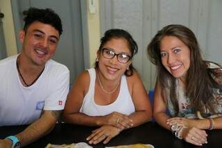 Amigos, os três tentam uma vida diferente no Brasil.(Foto: Thailla Torres)