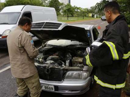 Carro sofre pane elétrica e motor fica destruído após pegar fogo