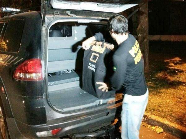 Opera&ccedil;&atilde;o contra candidato a vereador acha ticket de combust&iacute;vel e dinheiro