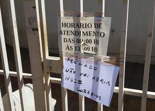 Cartazes informaram sobre o fechamento dos Correios (Foto PC de Souza - Edição de Notícias)