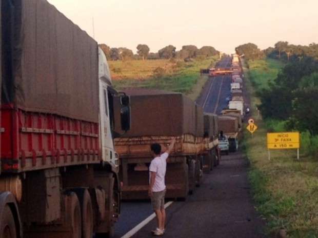 Sem-terra fecham desde as 5h rodovia que d&aacute; acesso a S&atilde;o Paulo