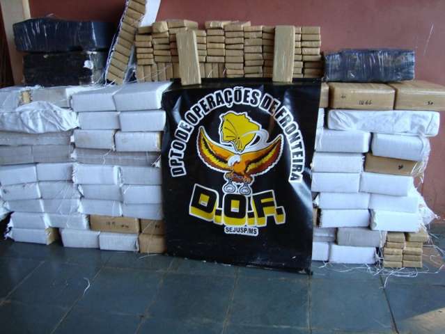 Homem abandona S10 com uma tonelada de maconha ap&oacute;s furar bloqueio policial