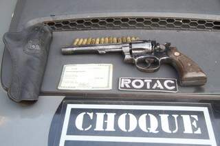 Arma usada no crime foi apreendida pela Polícia. (Foto: Marcelo Victor) 