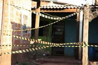 Casa onde crime ocorreu foi periciada pela Polícia Civil (Foto: Marcos Ermínio)