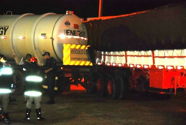 Choque entre carretas com explosivos e etanol interdita p&aacute;tio de posto