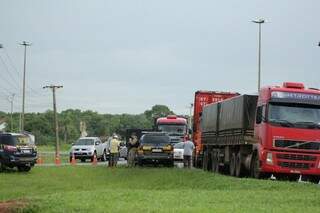 Caminhões enfrentam congestionamento nas saídas de Campo Grande com o bloqueio (Foto: Marcos Ermínio)