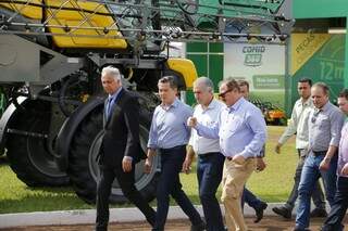 Da direita à esquerda, o secretário Luiz Nahban com o governador Reinaldo Azambuja, chegando na feira em Dourados. (Foto: Helio de Freitas).