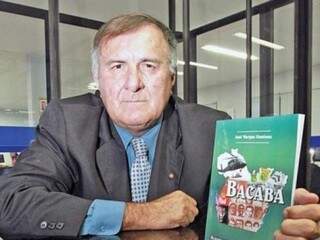 Chico Dólar com seu livro Bacaba (Foto: Divulgação)