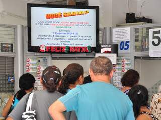 Lotérica do Centro de Campo Grande tem fila para apostas neste sábado. (Foto João Garrigó)