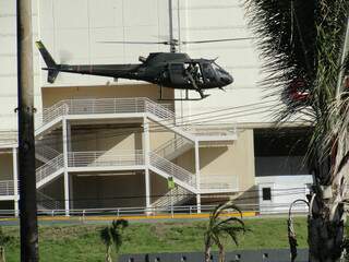 Helicóptero pousa no Shopping Campo Grande como parte da programação da Semana do Exército. (Foto: Wendell Reis)