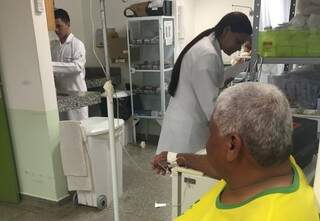 Morador é atendido no Hospital Municipal de Naviraí, que foi reformado e conta com mais médicos (Foto: Divulgação)