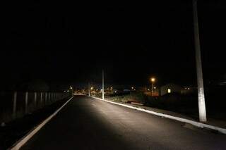 No Oiti, a rua possui postes, mas as lâmpadas estão apagadas (Foto: Marcelo Victor)
