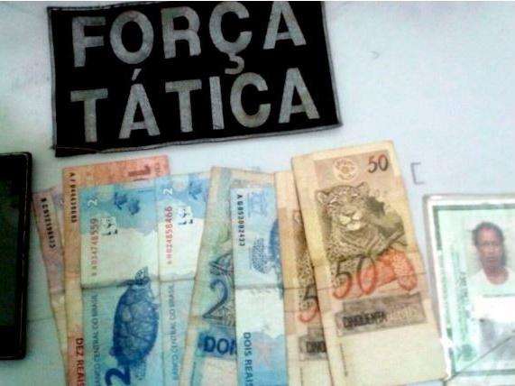 Mulher &eacute; presa transportando 1,5 kg de coca&iacute;na em fundo falso de bolsa