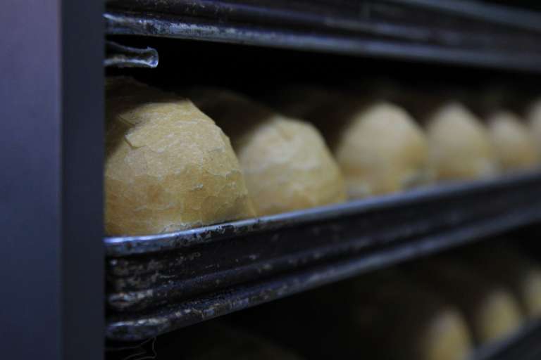 pães sendo assados em forno da Padaria Monte Líbano