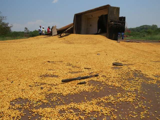 Acidente entre caminhonete e carreta mata motorista na Perimetral Norte