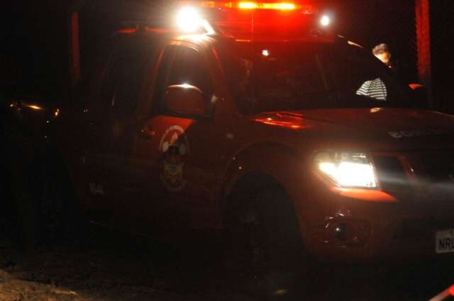 Poss&iacute;vel inc&ecirc;ndio criminoso em f&aacute;brica abandonada mobiliza bombeiros