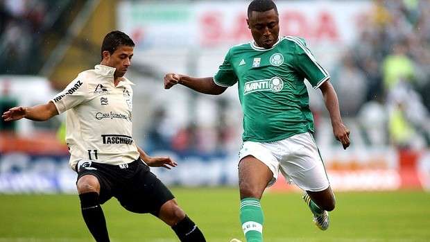 Palmeiras vence Figueirense e segue na lideran&ccedil;a da S&eacute;rie B