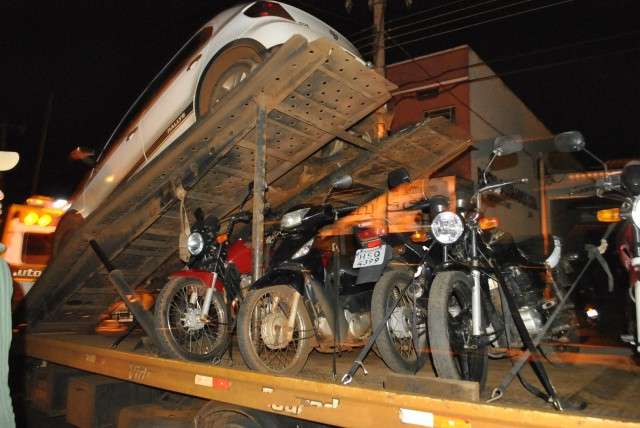 Opera&ccedil;&atilde;o apreende 47 ve&iacute;culos, prende motorista e notifica bares