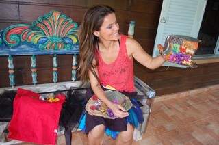 Carol faz cartolas com retalhos e pedaços de baneres. (Foto: Pedro Peralta)