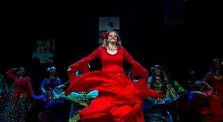 Isa Yasmin estuda danças étnicas há décadas e abre espaço para quem quer conhecer danças ciganas. (Foto: Reprodução/Divulgação)