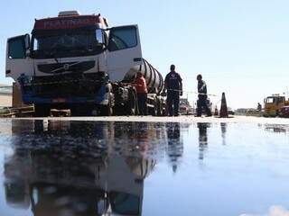 Carreta carregada com óleo diesel bate na traseira de caminhão e combustível vaza na pista interditando o anel rodoviário (Foto: Fernando Antunes)