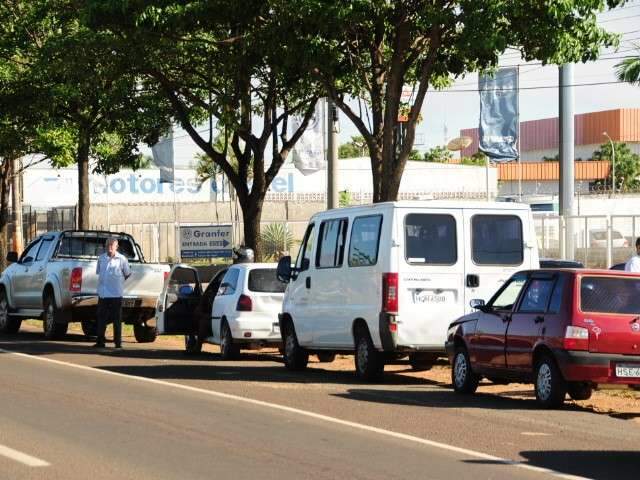 Acidente perto da faixa de pedestre envolve quatro ve&iacute;culos