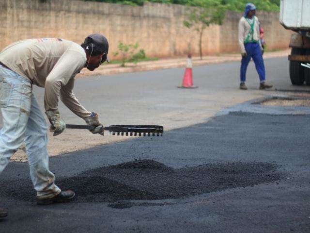 Prefeitura prev&ecirc; 40 equipes de tapa-buraco nas ruas hoje; confira agenda