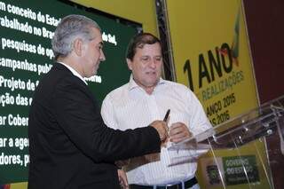 Governador Reinaldo Azambuja e chefe da Casa Civil, Sérgio de Paula, assinam contrato com metas para 2016 (Foto: Alan Nantes)