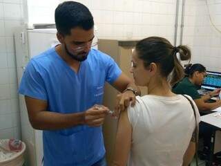 Campo-grandense sendo vacina em unidade básica de saúde (Foto: Divulgação/ Prefeitura)