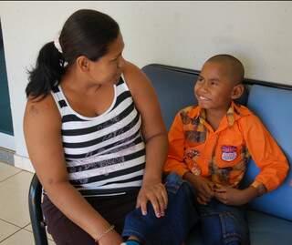Marcos e a mãe, que estão em Campo Grande para tratamento do menino.