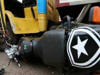 Parte da moto que a vítima conduzia foi parar embaixo do caminhão. (Foto: Marcos Ermínio) 