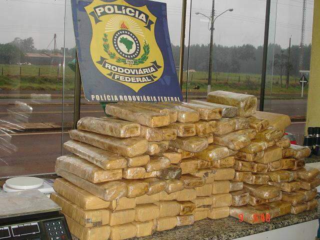  Casal &eacute; preso em Ponta Por&atilde; com 101 quilos de maconha em Fiat Uno