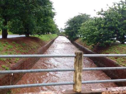Chuva rápida aumenta nível da água em córrego na Fernando Corrêa 