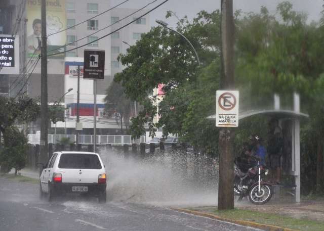 Chuva pega campo-grandenses de surpresa e causa enxurradas