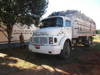 Caminhão lotado de carvão sem documentação foi apreendido em São Gabriel. (Foto: Divulgação)