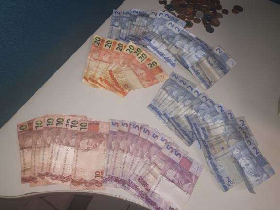 Em casa cheia de jovens, traficante joga droga no vaso para tentar escapar