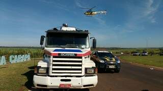 Helicóptero apoiou ação para interceptar carreta com maconha (Foto: Sidney Bronka/94 FM)