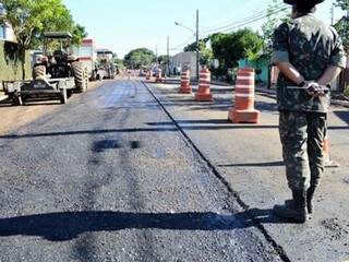 Recapeamento está sendo feito por etapas; na foto, militar vistoria trabalho (Foto: PMCG/Divulgação)