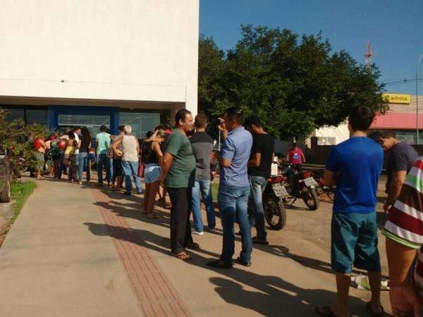 Com s&oacute; um caixa operando, ag&ecirc;ncia do Aero Rancho tem fila para saque