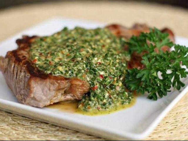 Chimichurri com manjeric&atilde;o &eacute; toque especial no churrasco; confira a receita